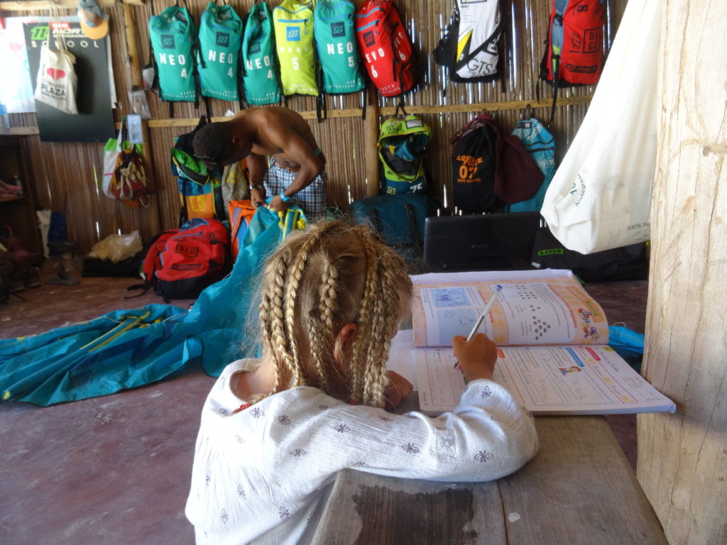 chatounette fait ses devoirs dans l'école de kitesurf north mada kite, baie de sakalava, madagascar