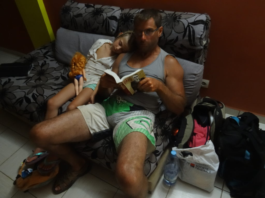 chaton et chatounette dans un canapé en train d'attendre l'heure de notre taxi brousse pour nosybe