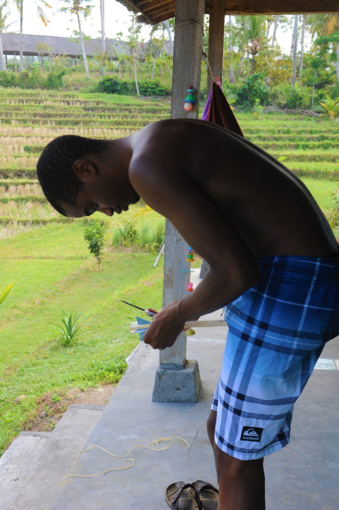 manu en train de fabriquer les flèches polynésiennes à balian beach