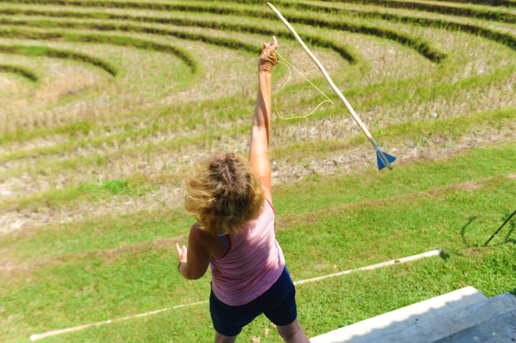 mamisa en train de lancer une flèche polynésienne à balian beach