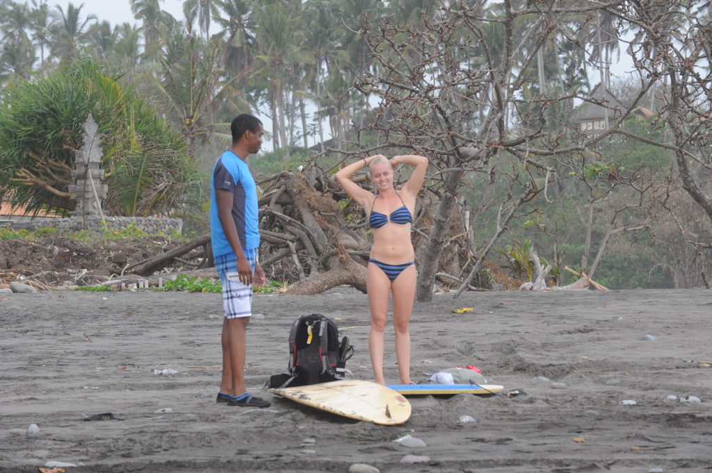 manu et margot se préparent à faire du surf et du blodyboard, plage de balian beach