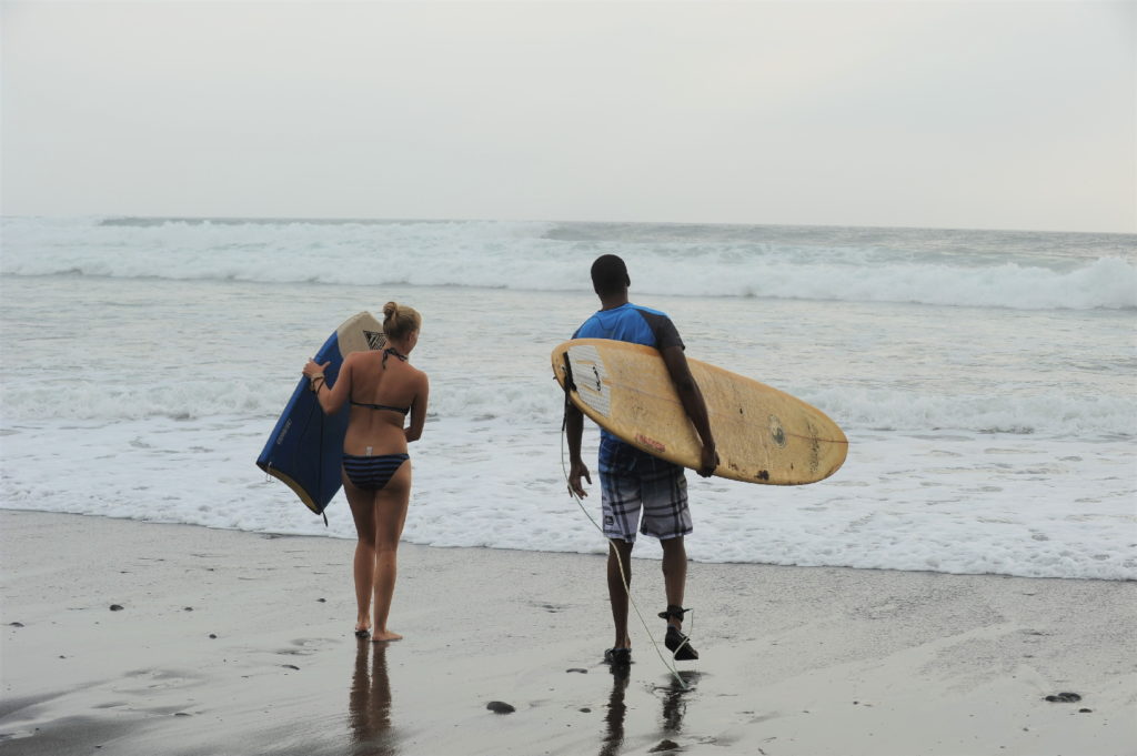 manu et margot se préparent à faire du surf et du blodyboard, plage de balian beach