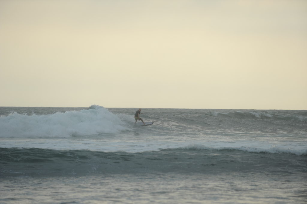 surfer à balian beach