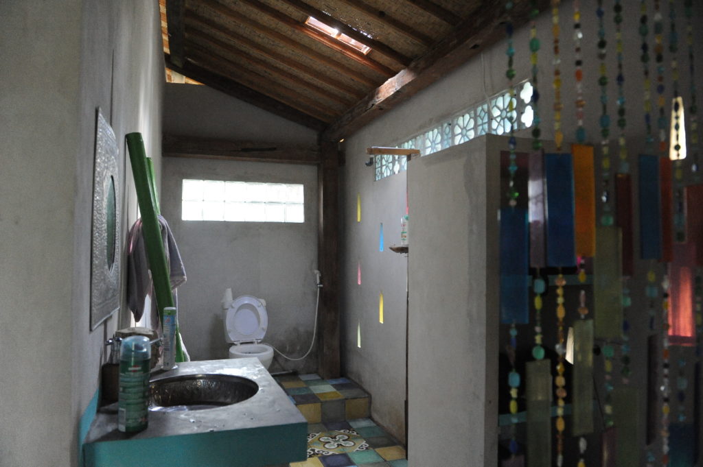 salle de bain de la maison bleue dans les rizières