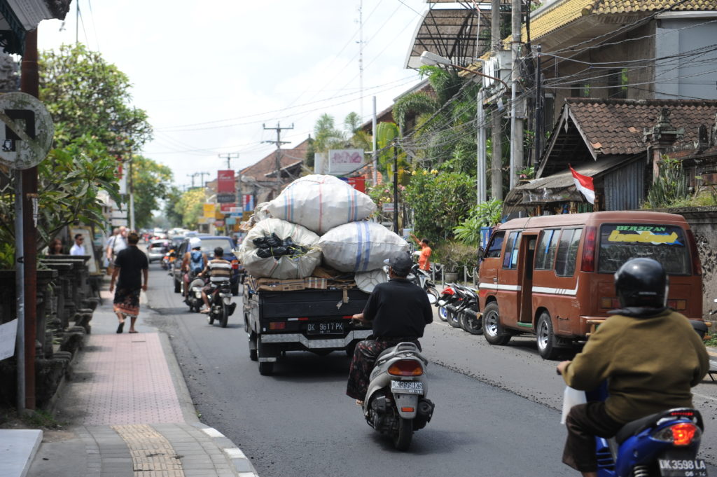 scène de vie dans les rues d'Ubud, circulation