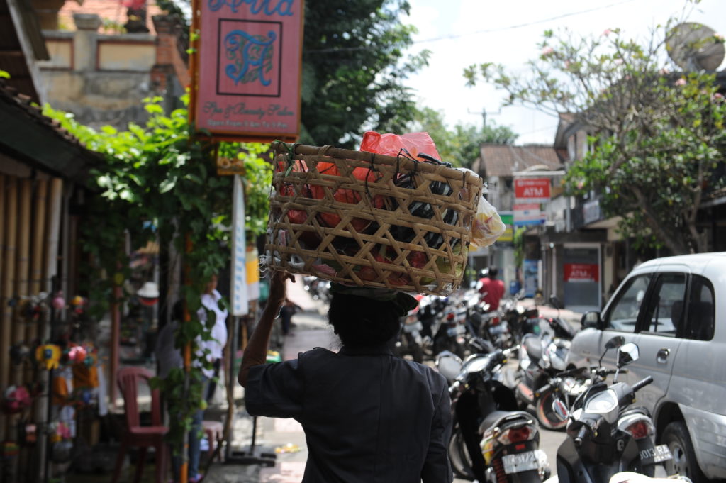 scène de vie dans les rues d'Ubud