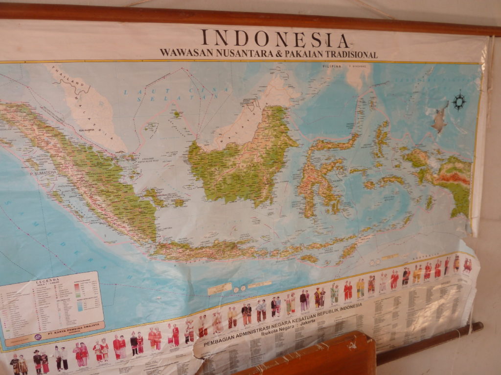 carte de l'indonésie affichée dans une classe d'école près de balian beach