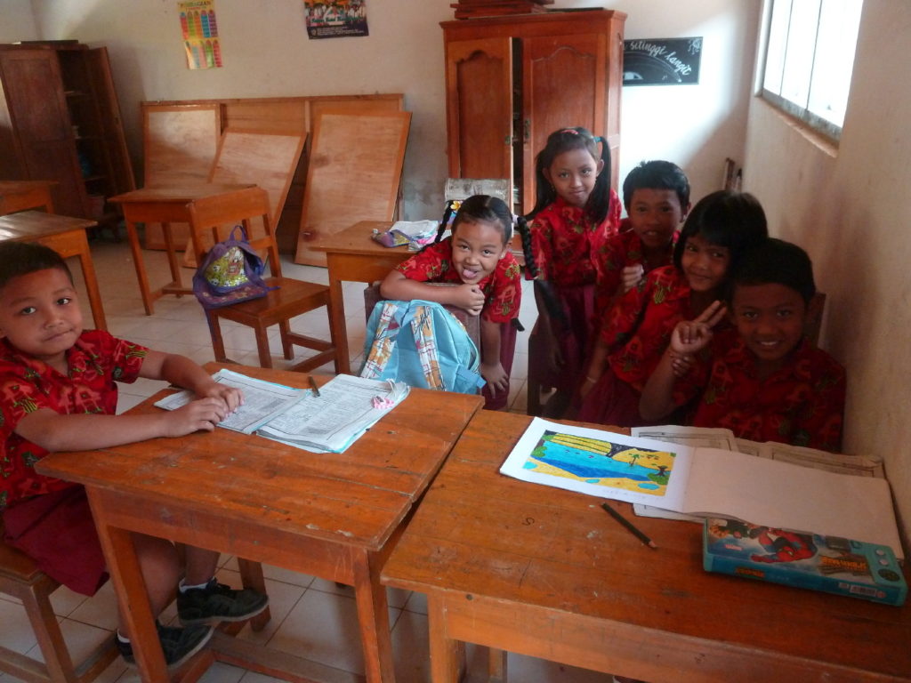 photo de groupe des filles dans une classe d'une école indonésienne près de Balian beach