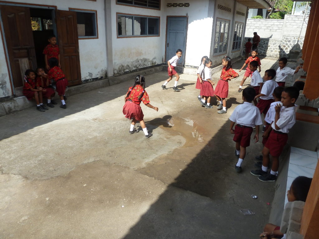 élèves jouant dans la cour de récréation d'une école primaire près de balian beach