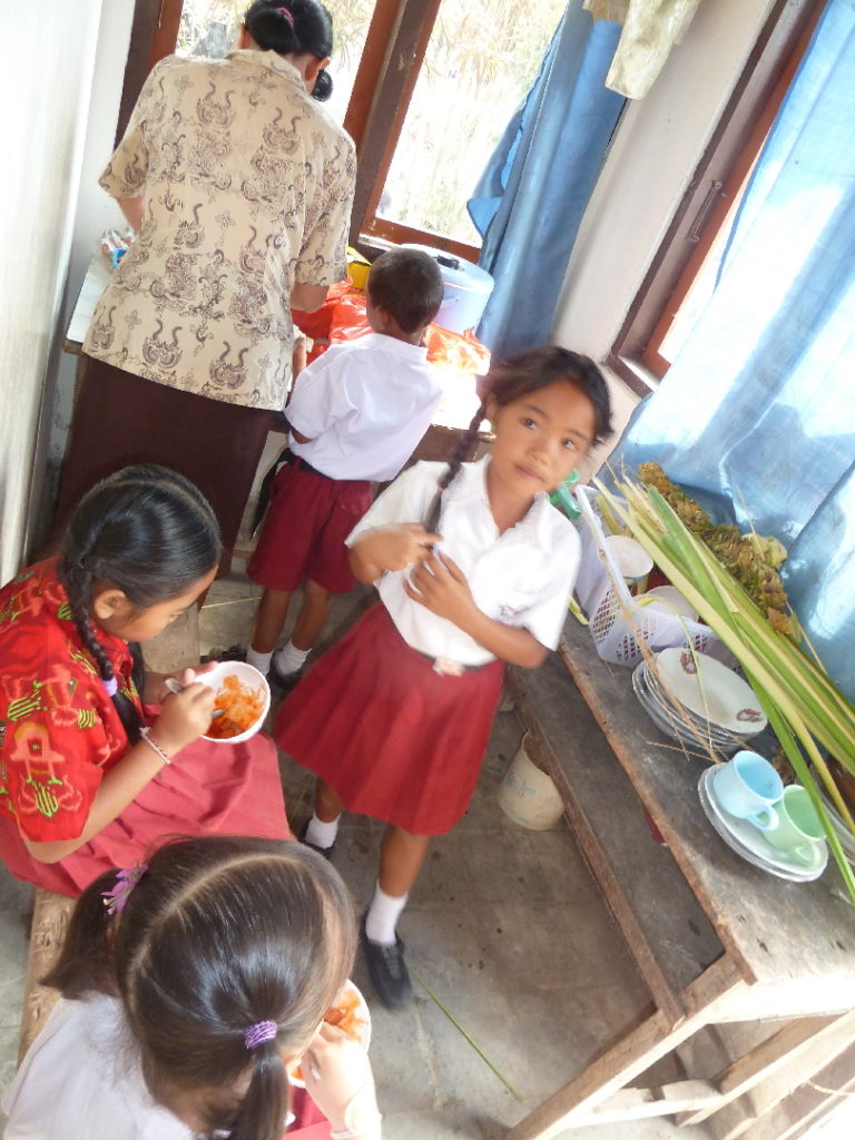 temps de la cantine dans une école primaire indonésienne près de balian beach