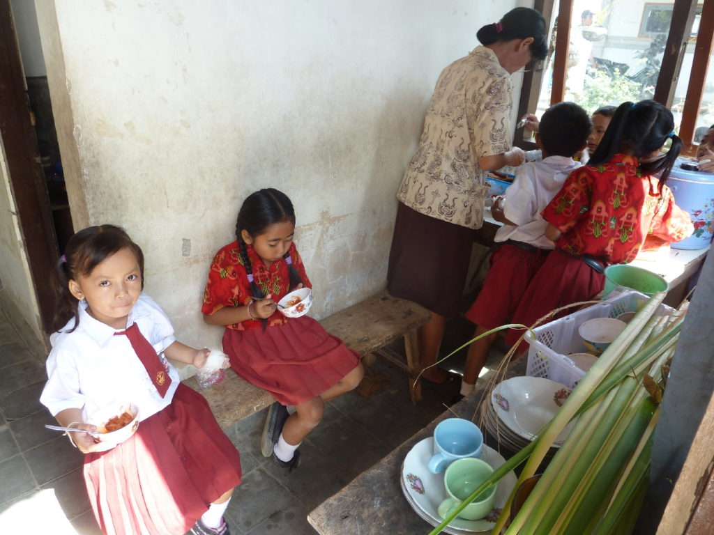 temps de la cantine dans une école primaire indonésienne près de balian beach