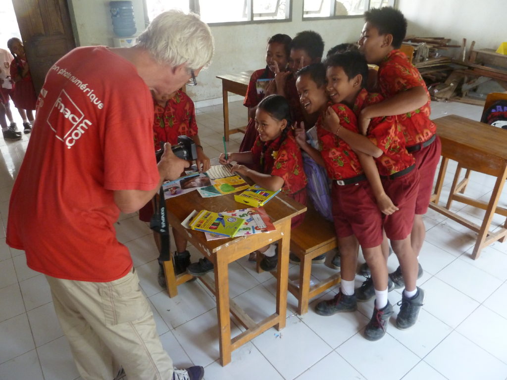 alain et les élèves d'une école indonésienne près de balian beach