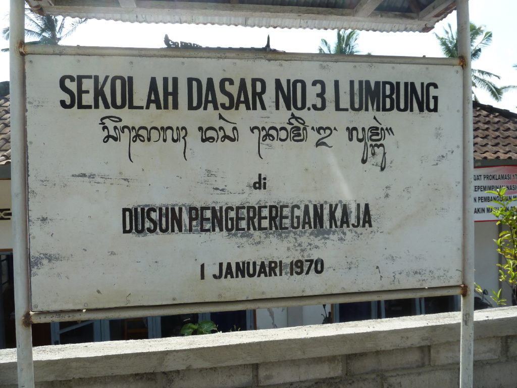 panneau de l'école primaire indonésienne près de balian beach