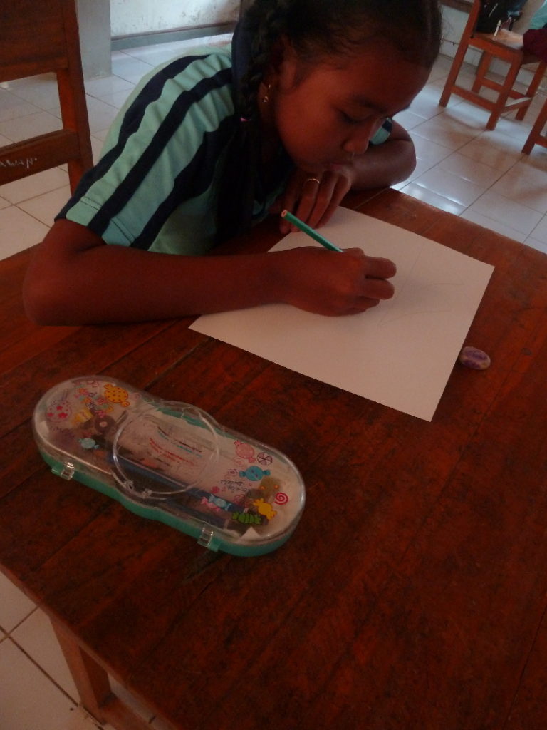 élève indonésien en train de dessiner, école près de balian beach