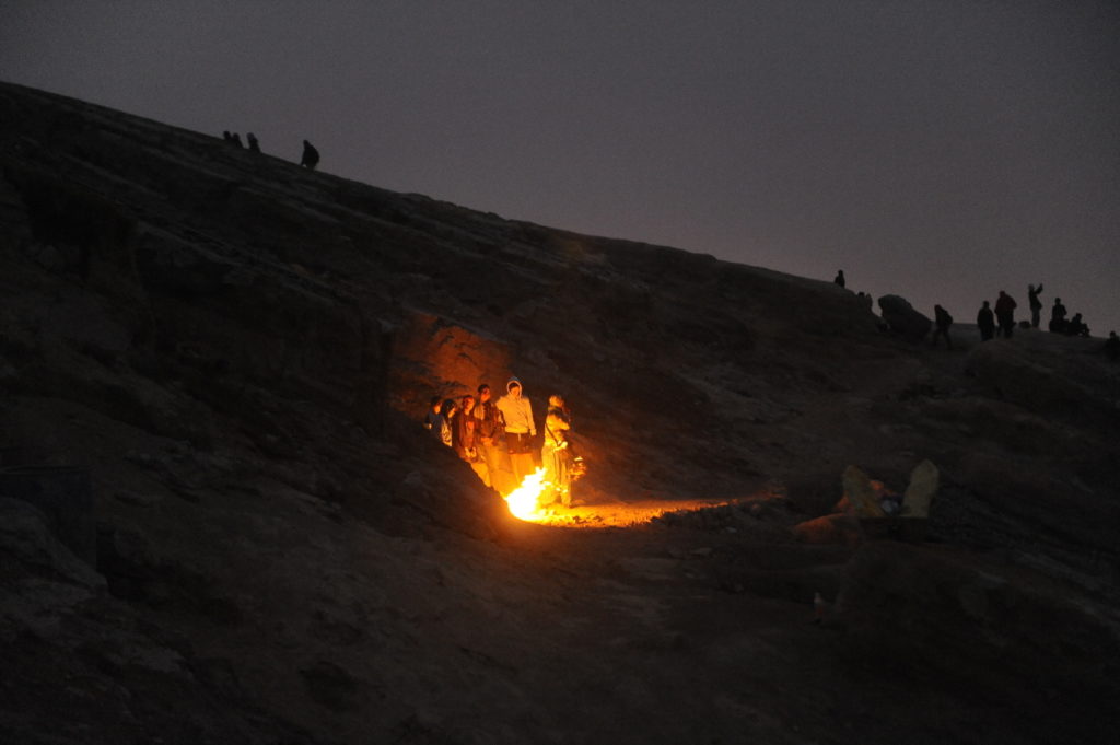 cratère du mont Kawah Ijen, Java, Indonésie, feu pour se réchauffer
