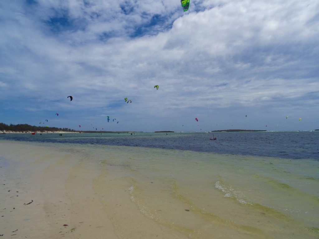 kitesurf dans la baie de sakalava, nord de madagascar, ramena, diego-suarez, antisiranana