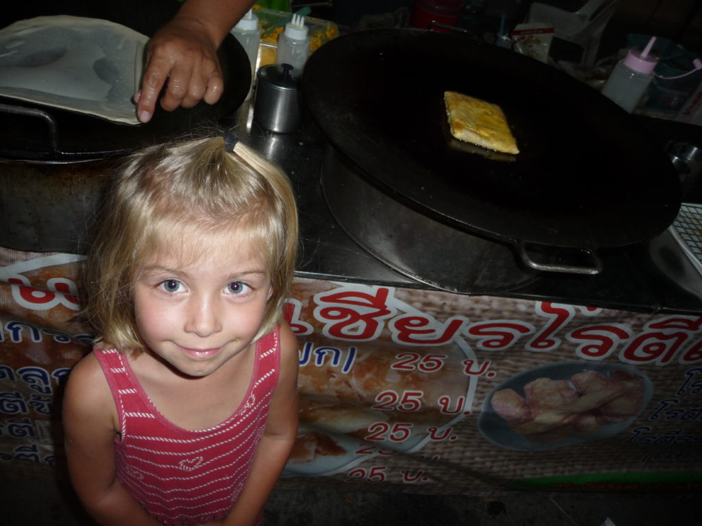 chatounette attend sa crêpe thaïlandaise au marché nocturne de phayao