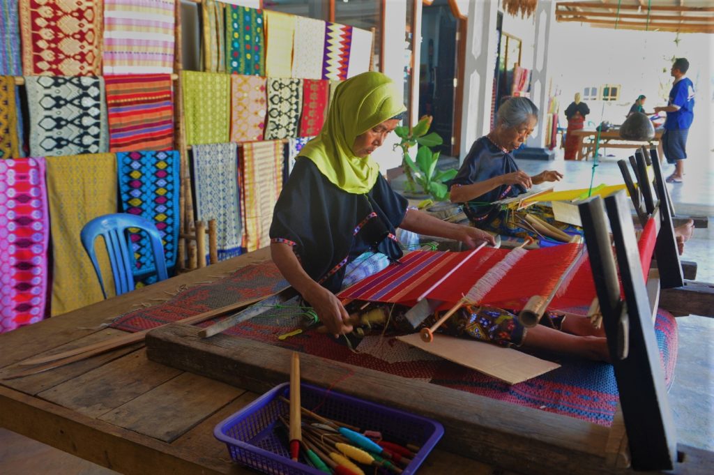 femmes travaillant sur des métiers à tisser à Lombok, boutique à batik