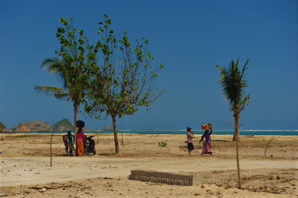 scène de vie sur la plage de kuta lombok