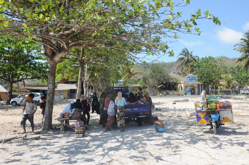 scène de vie sur la plage de kuta lombok