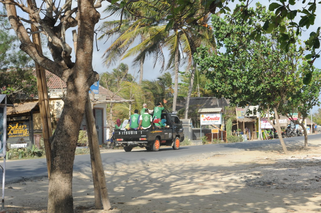 scène de vie depuis la plage de kuta lombok