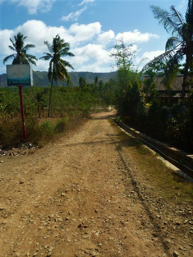 chemin pour nous rendre à hôtel la piscine de notre logement à kuta lombok