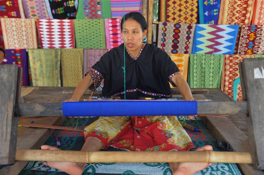 femme travaillant sur un métier à tisser à Lombok, boutique à batik