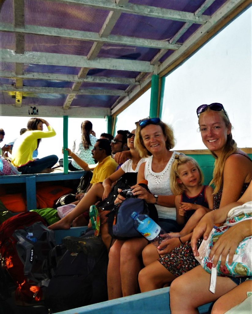 mamisa, pauline et chatounette sur le bateau pour aller de gili air à lombok