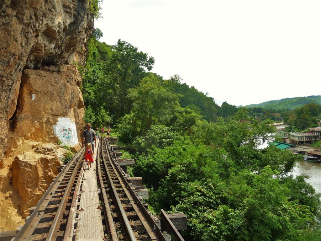 chaton et chatounette sur la ligne de chemin de fer sur un pont longeant les parois karstique près de Kra Sae Cave entre kanchanaburi et sai yok noi