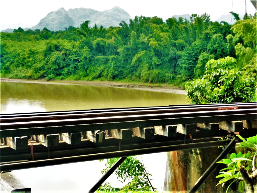 ligne de chemin de fer sur un pont longeant les parois karstique près de Kra Sae Cave entre kanchanaburi et sai yok noi