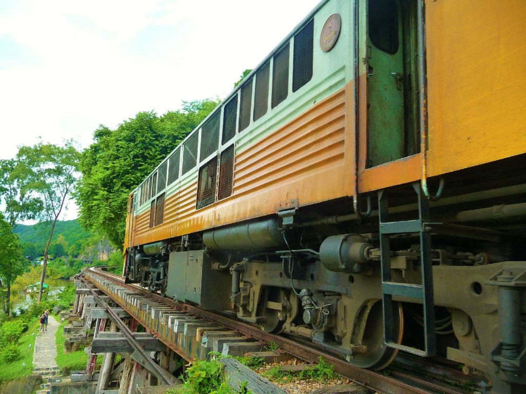 train qui arrive sur la ligne de chemin de fer sur un pont longeant les parois karstique près de Kra Sae Cave entre kanchanaburi et sai yok noi