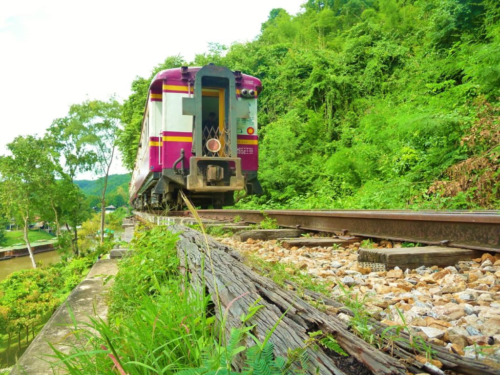 train qui vient de passer sur la ligne de chemin de fer sur un pont longeant les parois karstique près de Kra Sae Cave entre kanchanaburi et sai yok noi