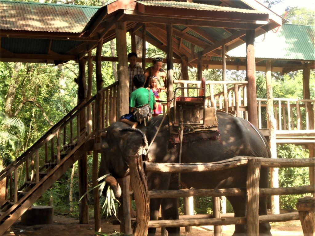 départ pour monter sur le dos d'un éléphant près de Kra Sae Cave entre kanchanaburi et sai yok noi
