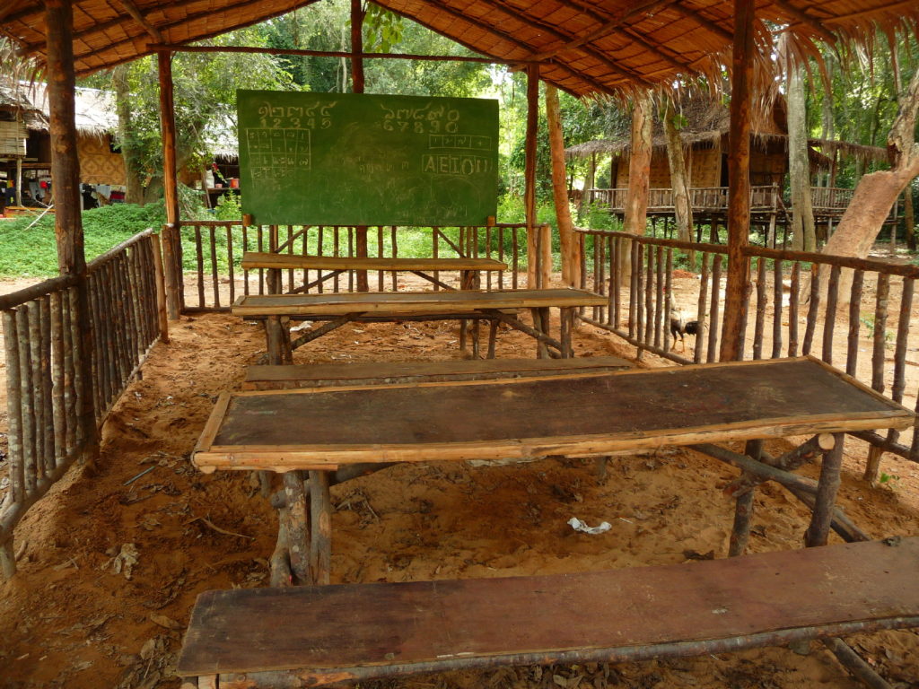 "école" ou "salle de classe" à côté du camp d'éléphants près de Kra Sae Cave entre kanchanaburi et sai yok noi