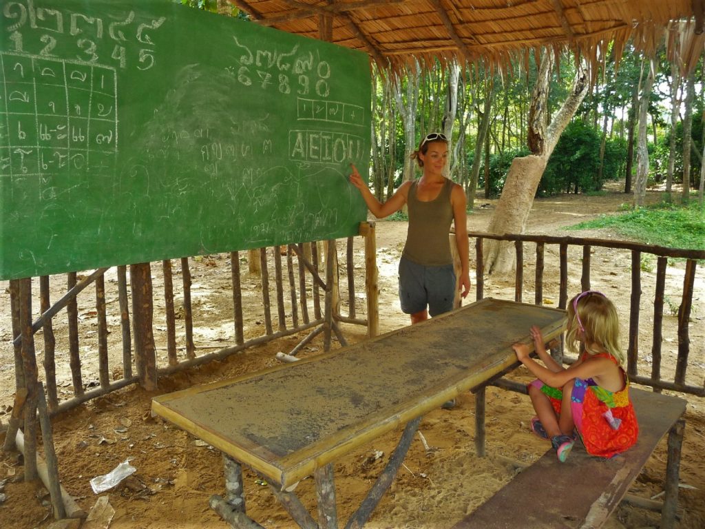chatoune fait l'école à Chatounette dans une "école" ou "salle de classe" à côté du camp d'éléphants près de Kra Sae Cave entre kanchanaburi et sai yok noi