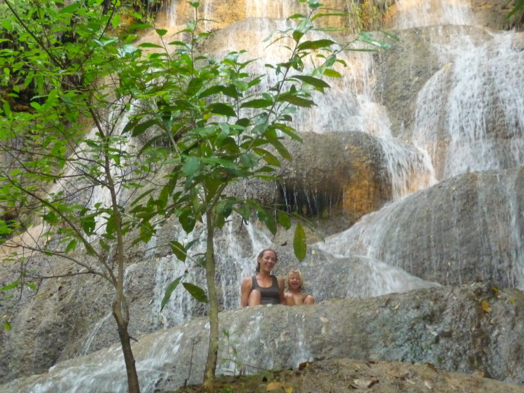 chatounette et chatoune dans la cascade d'eau de sai yok noi près de kanchanaburi