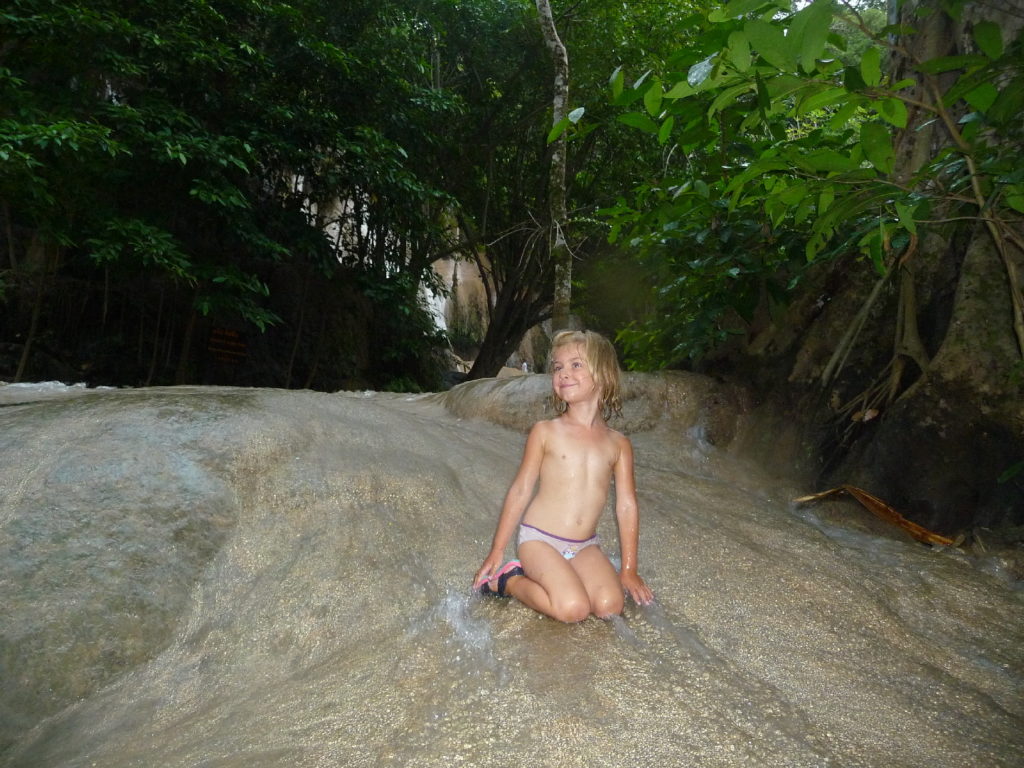 chatounette dans la cascade d'eau de sai yok noi près de kanchanaburi
