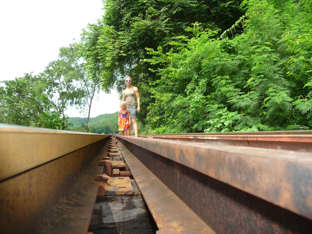 chatoune et chatounette sur la ligne de chemin de fer sur un pont longeant les parois karstique près de Kra Sae Cave entre kanchanaburi et sai yok noi