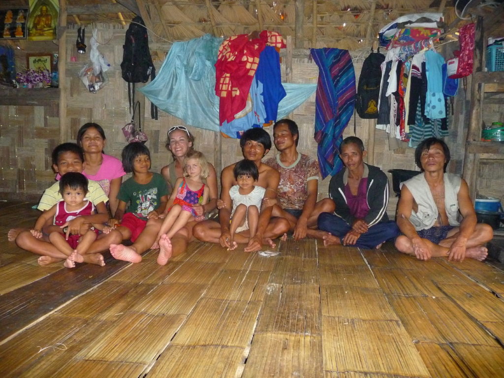 intérieur d'une maison flottante dans un village Môn au pied de Sanghklaburi, région de Kanchanaburi