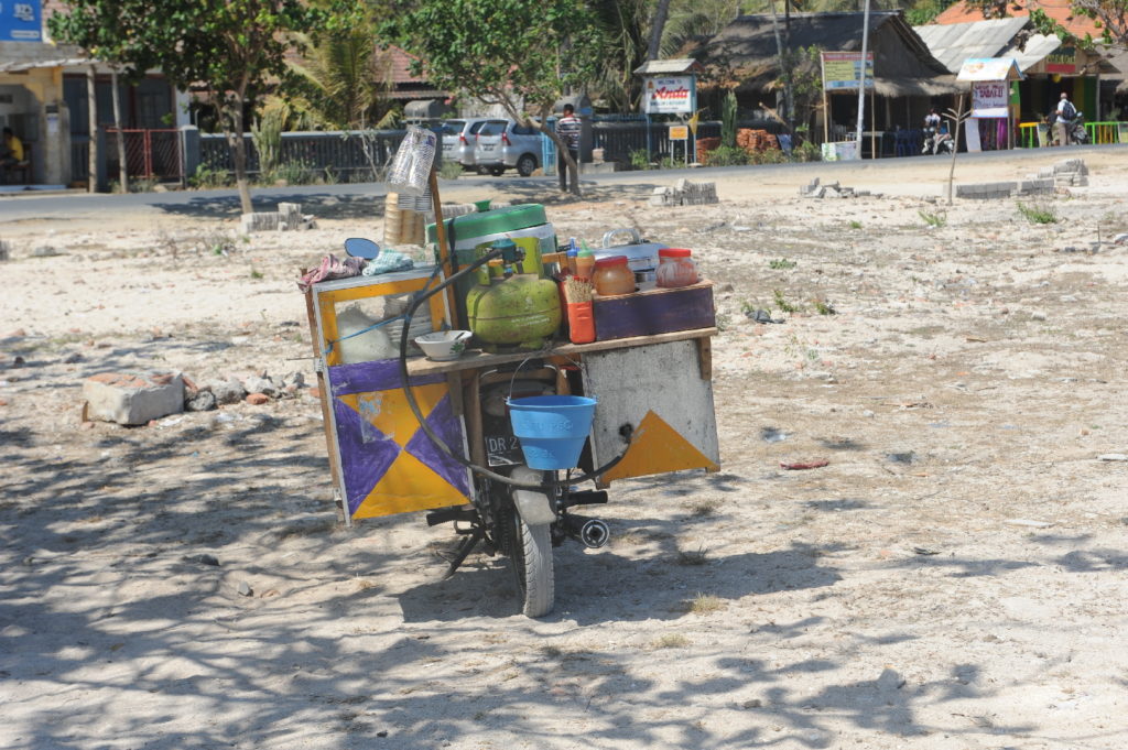 food mob étalage ambulant sur scooter sur la plage de kuta lombok