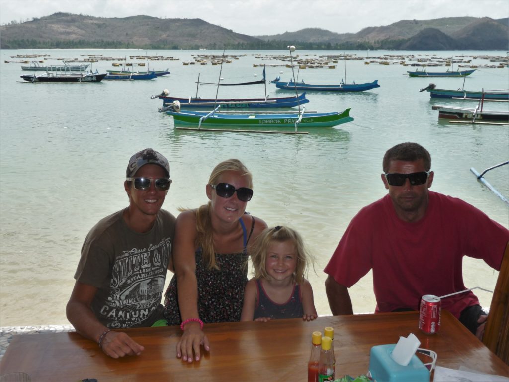 les doudous, chatounette et chaton au restaurant au bord de la mer à Gerupuk, Lombok