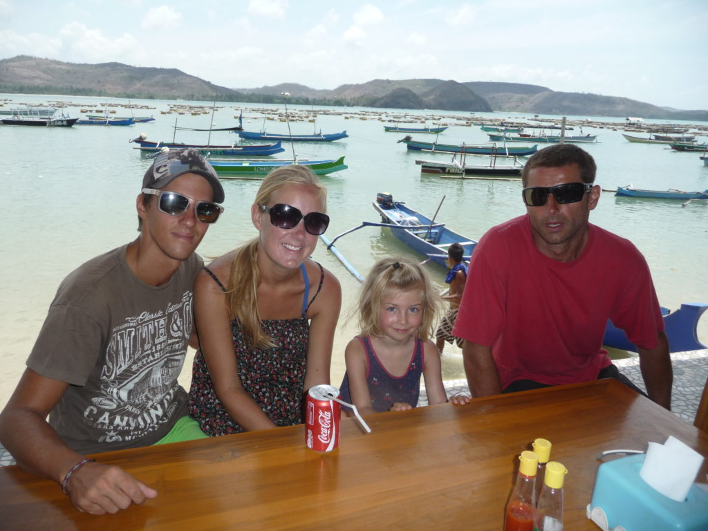 les doudous, chatounette et chaton au restaurant au bord de la mer à Gerupuk, Lombok