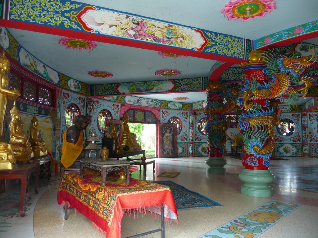 intérieur d'un temple chinois à kanchanabury