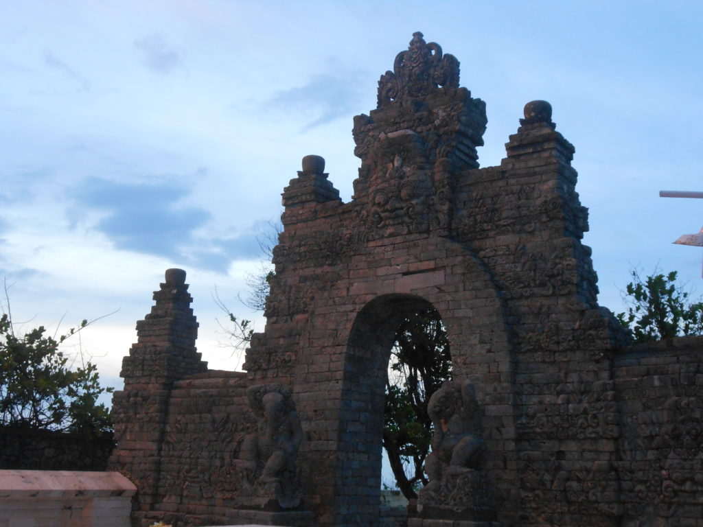 Pura Lahur Ulu Watu, un temple perché en haut d’une falaise qui surplombe la mer, près de Kuta Bali