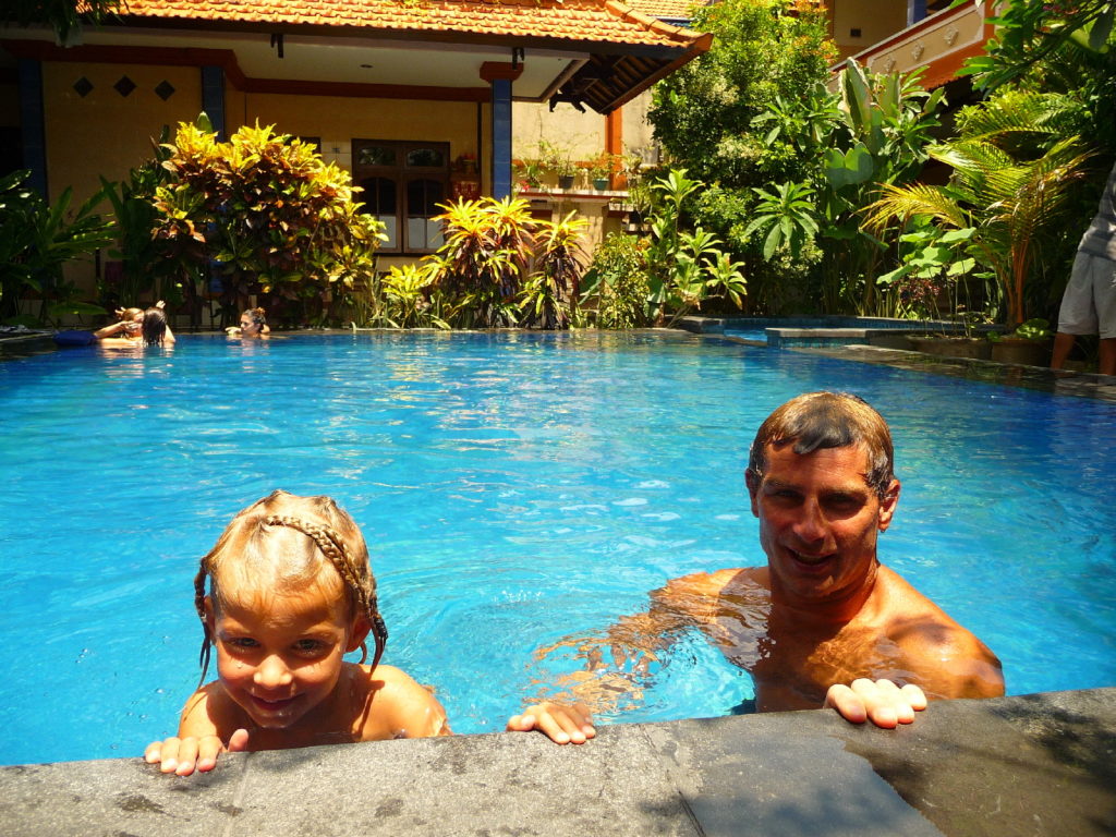 chaton et chatounette dans la piscine de notre logement à kuta bali