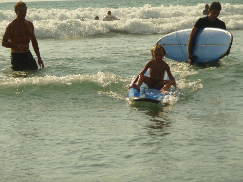 Chatounette s'initie au surf à Kuta Bali