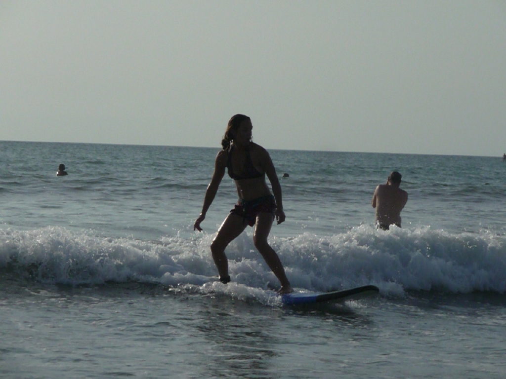 Chatoune en train de surfer à Kuta Bali