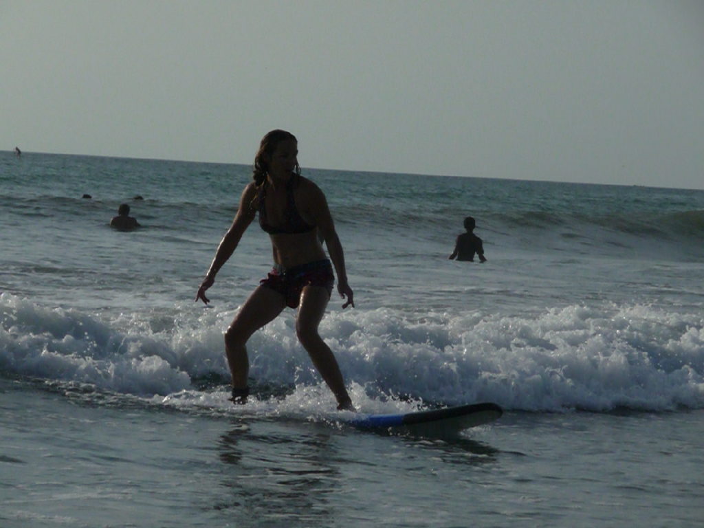 Chatoune en train de surfer à Kuta Bali