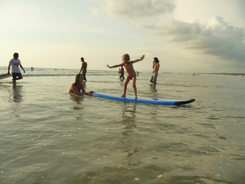 Chatounette s'initie au surf à Kuta Bali