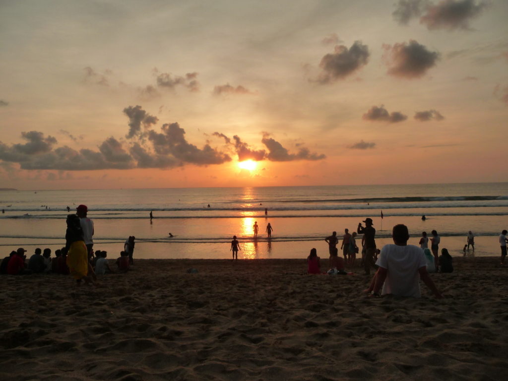 plage de Kuta Bali au coucher du soleil